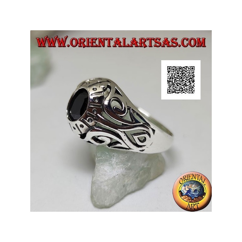 Anillo de plata con ónix ovalado facetado y decoración floral calada en los laterales