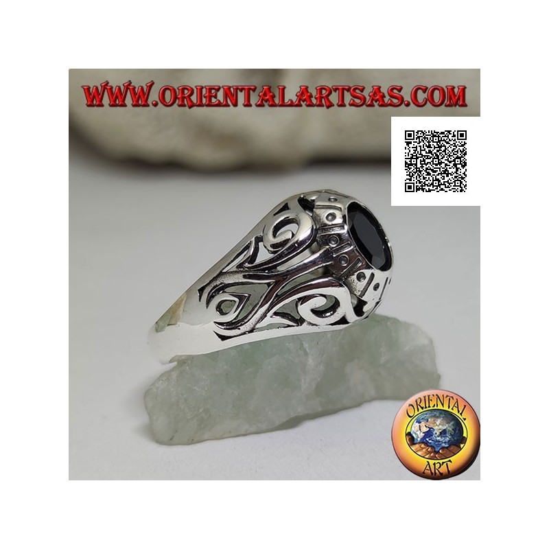 Silberring mit facettiertem ovalem Onyx und durchbrochener Blumendekoration an den Seiten