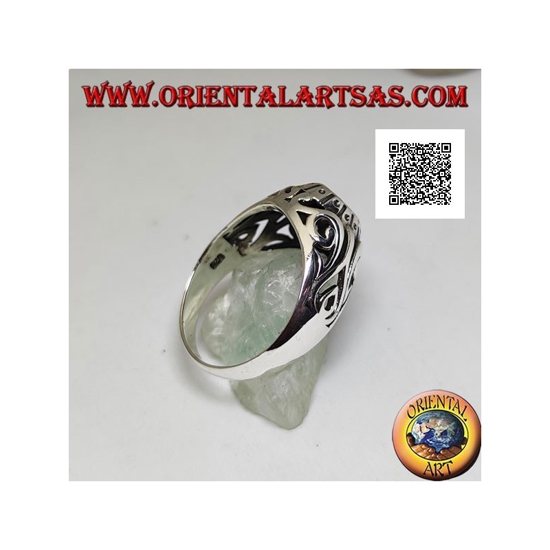 Bague en argent avec onyx ovale facetté et décor floral ajouré sur les côtés