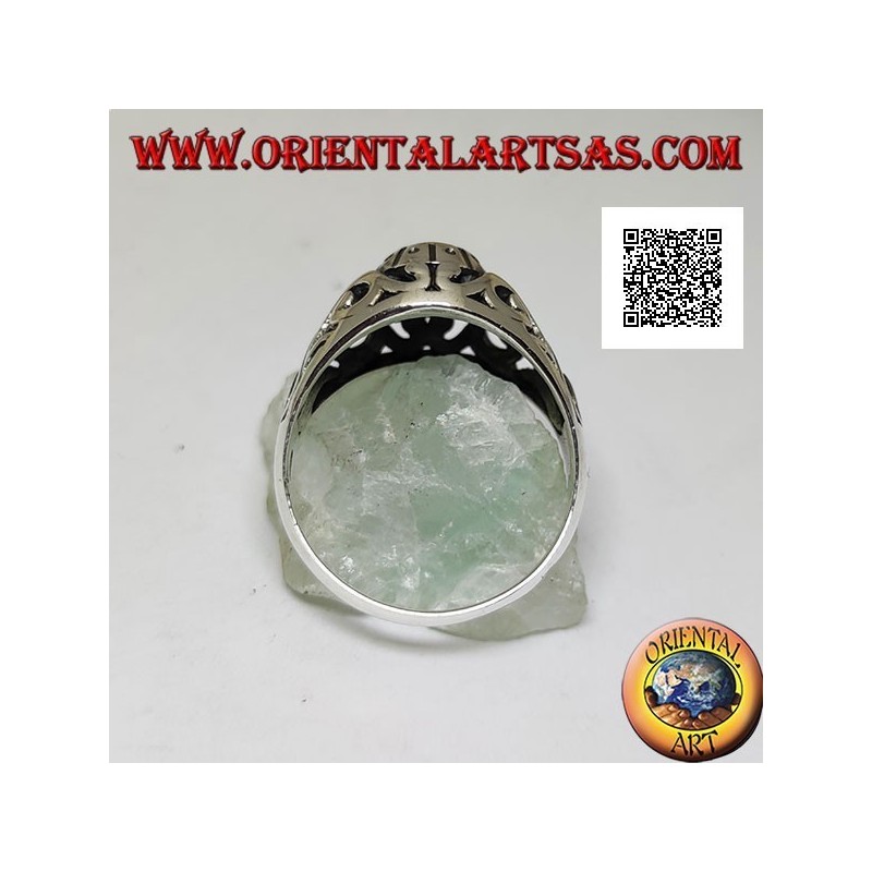 Anello in argento con onice ovale sfaccettata e decorazione floreali traforata sui lati