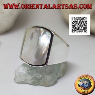 Anillo de plata con nácar rectangular curvado en dos lados al ras con el borde en un engaste suave