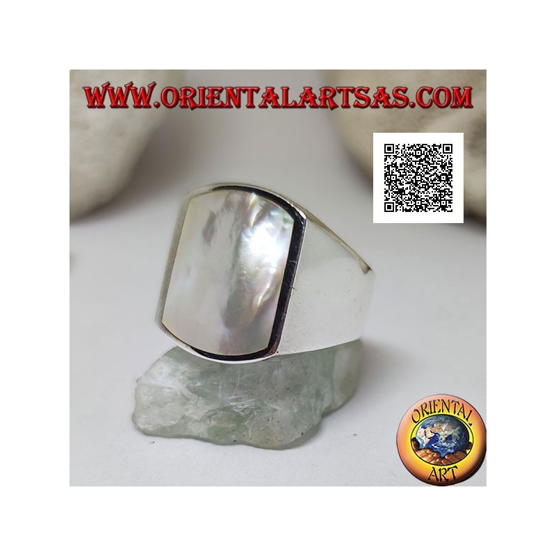 Anillo de plata con nácar rectangular curvado en dos lados al ras con el borde en un engaste suave