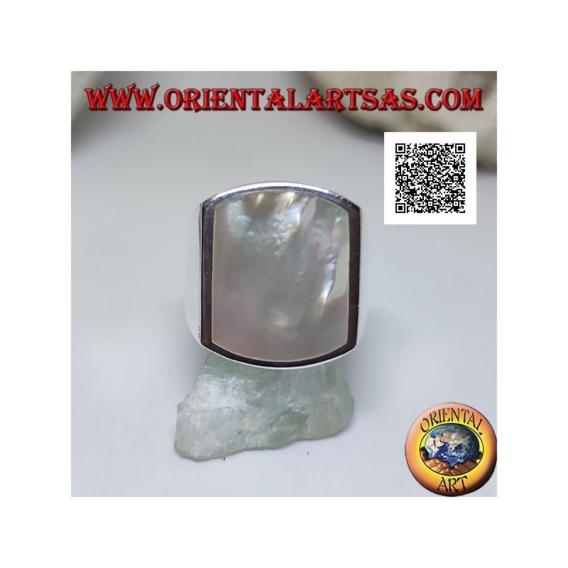 Anello in argento con madreperla rettangolare curva su due lati a filo bordo su montatura liscia