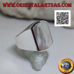 Silberring mit rechteckigem Perlmutt, auf zwei Seiten gebogen, bündig mit der Kante in einer glatten Fassung
