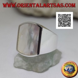 Silberring mit rechteckigem Perlmutt, auf zwei Seiten gebogen, bündig mit der Kante in einer glatten Fassung