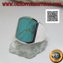 Bague en argent avec turquoise rectangulaire incurvée sur deux côtés au ras du bord sur un cadre lisse