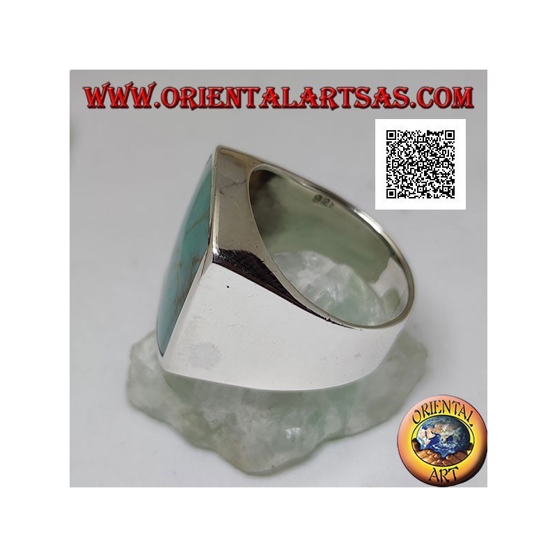 Bague en argent avec turquoise rectangulaire incurvée sur deux côtés au ras du bord sur un cadre lisse