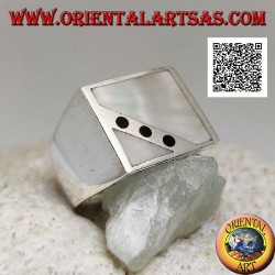 Anillo de plata con nácar cuadrado cortado oblicuamente de tres discos de ónix en un engaste liso