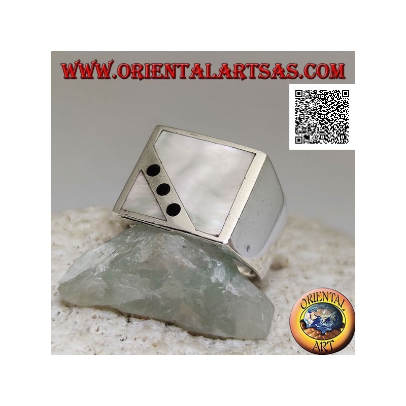 Anillo de plata con nácar cuadrado cortado oblicuamente de tres discos de ónix en un engaste liso