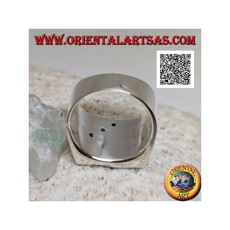 Bague en argent avec nacre carrée taillée obliquement à partir de trois disques d'onyx sur une monture lisse