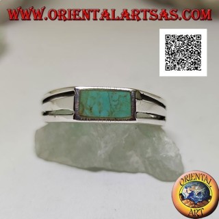 Bague en argent avec turquoise rectangulaire au ras du bord et deux lignes horizontales perforées sur les côtés