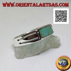Bague en argent avec turquoise rectangulaire au ras du bord et deux lignes horizontales perforées sur les côtés