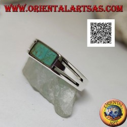Anillo de plata con turquesa rectangular al ras del borde y dos líneas perforadas horizontales en los lados