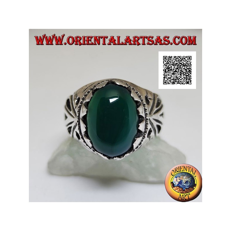 Bague en argent avec cabochon ovale agate verte sertie d'un décor ajouré sur les côtés