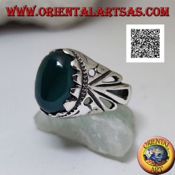 Anillo de plata con cabujón de ágata verde ovalada engastado con decoración calada en los laterales