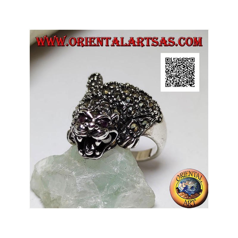 Bague en argent en forme de tigre en position offensive parsemée de marcassite sur tout le corps