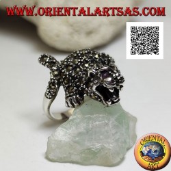 Bague en argent en forme de tigre en position offensive parsemée de marcassite sur tout le corps
