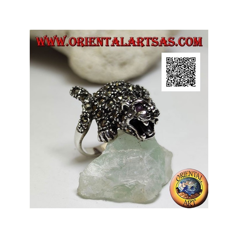 Bague en argent en forme de tigre en position offensive parsemée de marcassite sur tout le corps