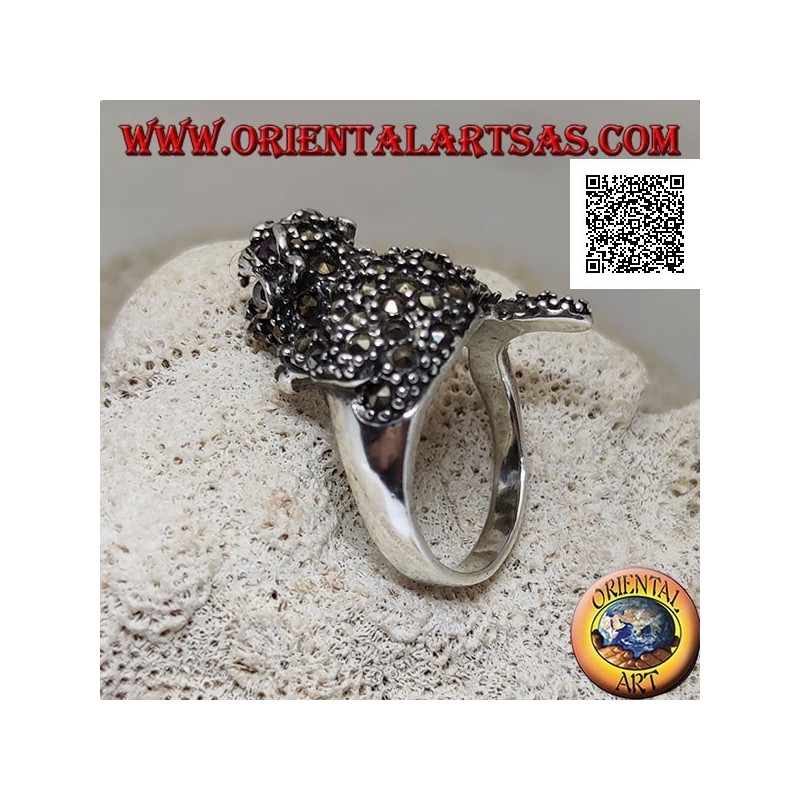 Bague en argent en forme de tigre en position offensive parsemée de marcassite sur tout le corps