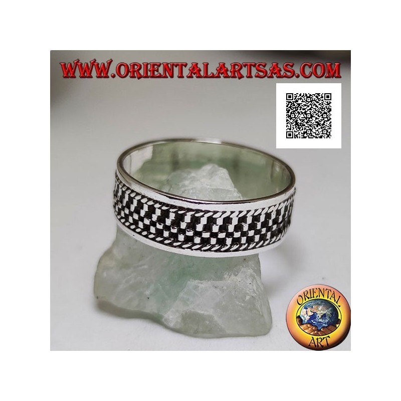 Anillo de plata con decoración de líneas verticales en bajo relieve
