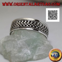 Anillo de plata con decoración de líneas verticales en bajo relieve
