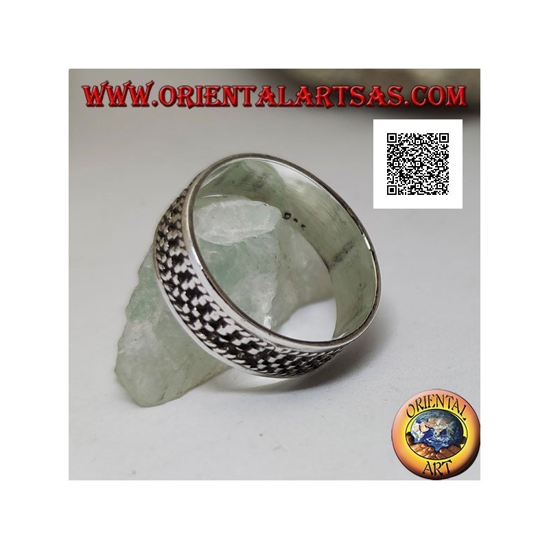 Bague en argent à décor de lignes verticales bas relief