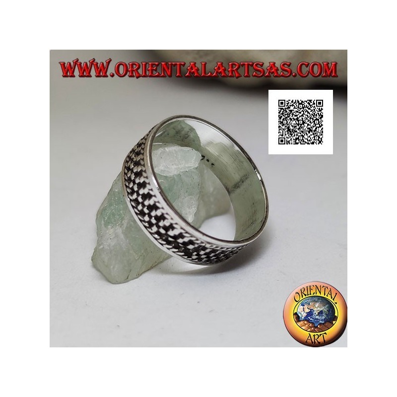 Bague en argent à décor de lignes verticales bas relief