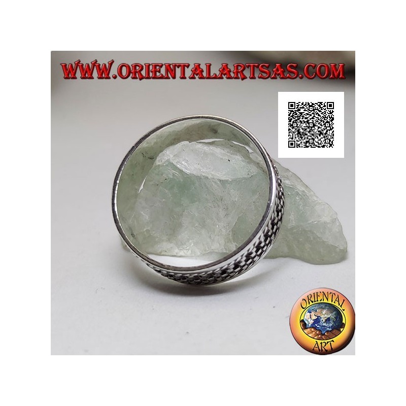 Anillo de plata con decoración de líneas verticales en bajo relieve