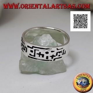 Narrow band silver ring with incisions of geometric shapes in succession