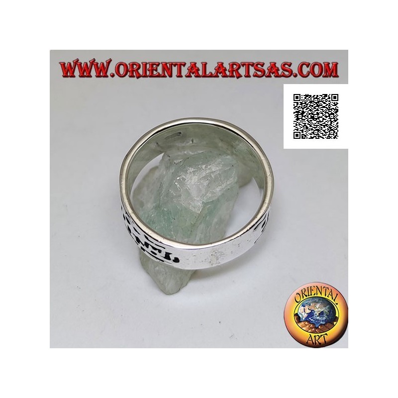 Anillo de plata de banda estrecha con incisiones de formas geométricas sucesivas