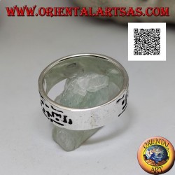 Anillo de plata de banda estrecha con incisiones de formas geométricas sucesivas