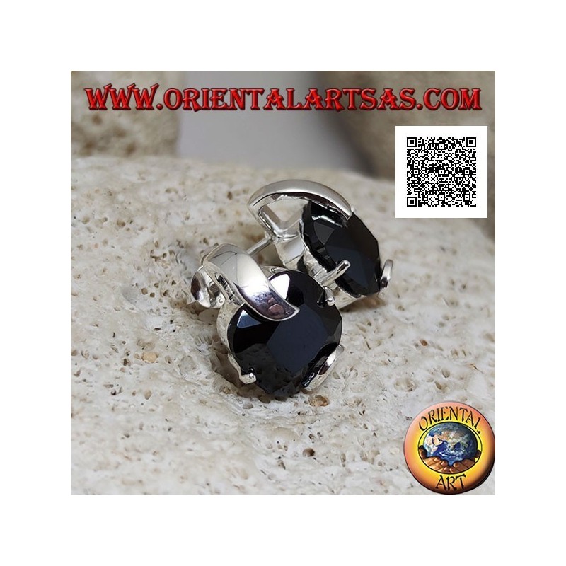 Orecchini in argento da lobo con zircone spinello quadrato incastonato da 2 ganci spessi e 2 sottili