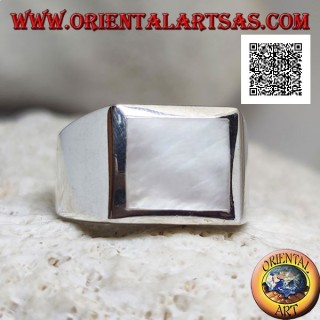 Bague en argent avec nacre carrée au ras d'un bord épais sur une monture lisse