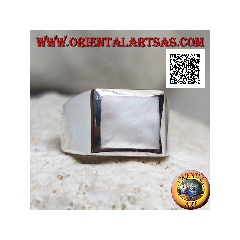 Bague en argent avec nacre carrée au ras d'un bord épais sur une monture lisse