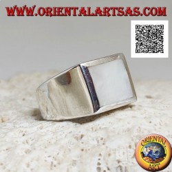 Bague en argent avec nacre carrée au ras d'un bord épais sur une monture lisse