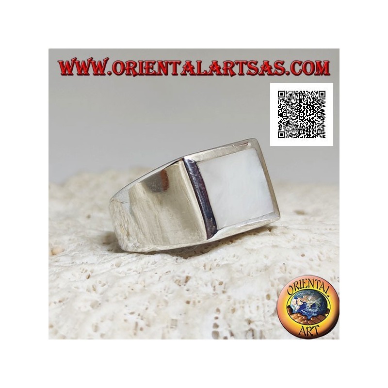 Bague en argent avec nacre carrée au ras d'un bord épais sur une monture lisse
