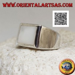 Bague en argent avec nacre carrée au ras d'un bord épais sur une monture lisse