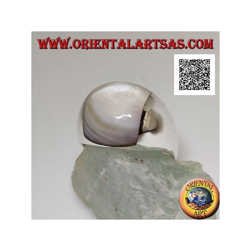 Bague en argent avec nacre rectangulaire arrondie sur une monture lisse
