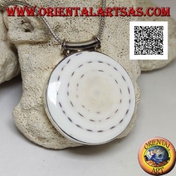 Pendentif en argent avec grand gastéropode rond sur cadre latéral lisse et crochet tubulaire
