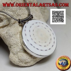 Pendentif en argent avec grand gastéropode rond sur cadre latéral lisse et crochet tubulaire