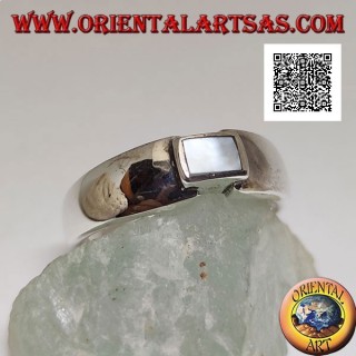 Silberring mit rechteckigem Perlmutt bündig mit der Gelenkkante eines glatten Bandes