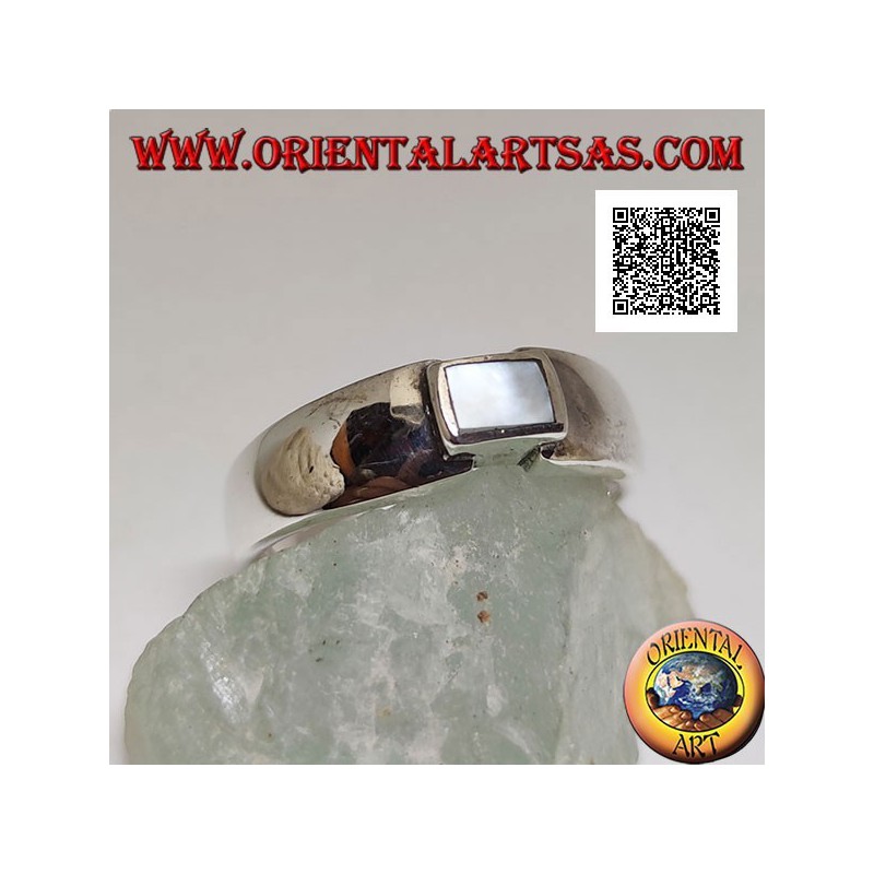 Bague en argent avec nacre rectangulaire au ras du bord commun d'une bande lisse