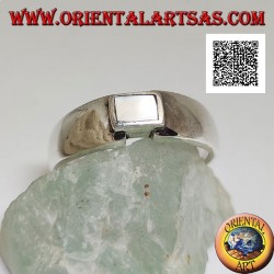 Silberring mit rechteckigem Perlmutt bündig mit der Gelenkkante eines glatten Bandes