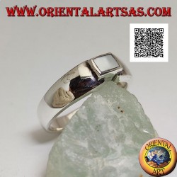 Bague en argent avec nacre rectangulaire au ras du bord commun d'une bande lisse