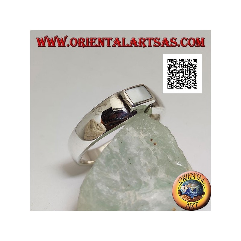Anillo de plata con nácar rectangular al ras con el borde de unión de una banda lisa
