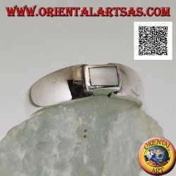 Silberring mit rechteckigem Perlmutt bündig mit der Gelenkkante eines glatten Bandes
