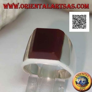 Bague en argent avec cornaline rectangulaire superposée sur une monture lisse
