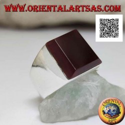 Anillo de plata con cornalina rectangular superpuesta sobre un engaste liso