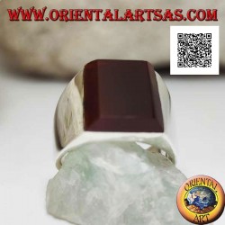 Anillo de plata con cornalina rectangular superpuesta sobre un engaste liso