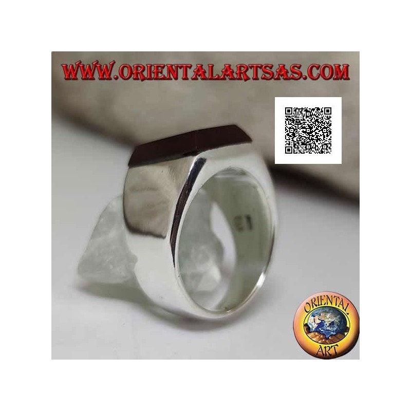 Bague en argent avec cornaline rectangulaire superposée sur une monture lisse